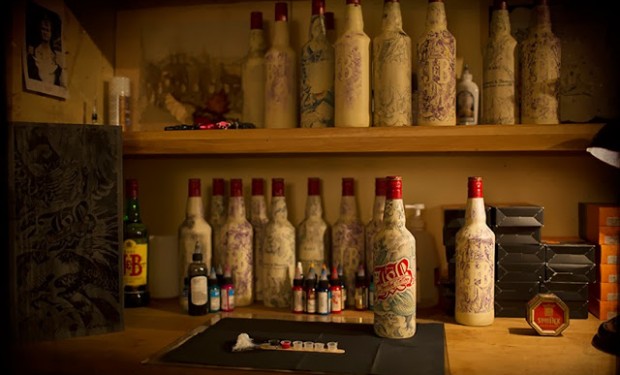 J&B y sus botellas tatuadas