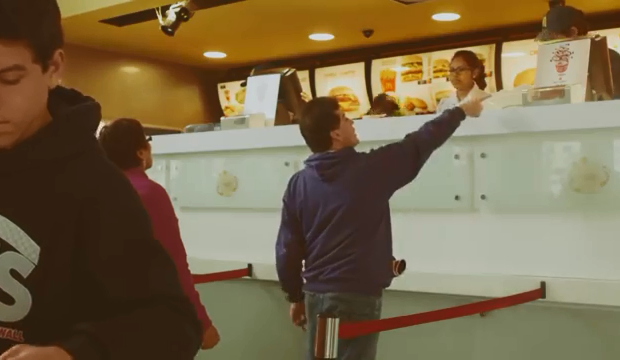 Una creativa acción que transforma a los adultos en niños