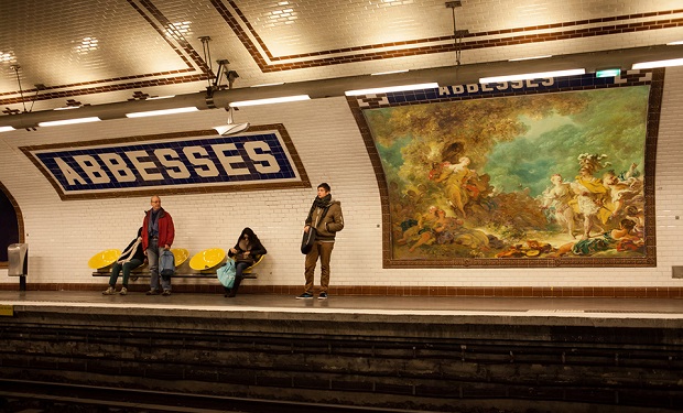 Obras de arte ocupan las vallas de París