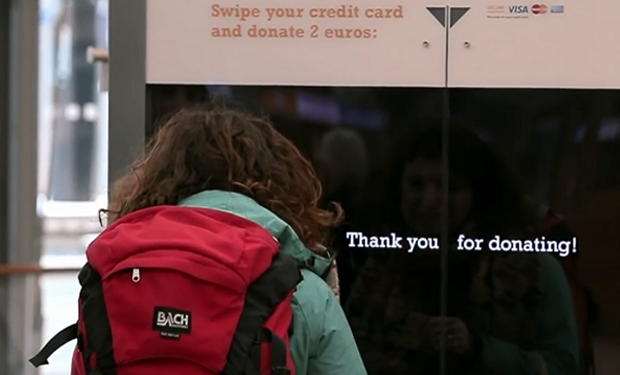 Carteles interactivos para donaciones instantáneas