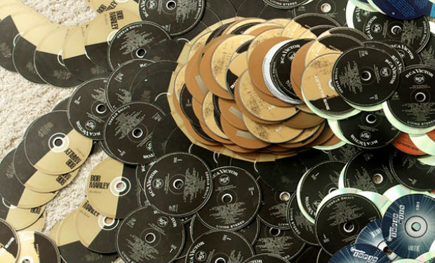 Retratos de reconocidos músicos hechos con sus propios cd’s