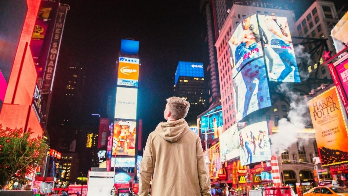 Publicidad exterior: por qué las marcas la eligen hoy